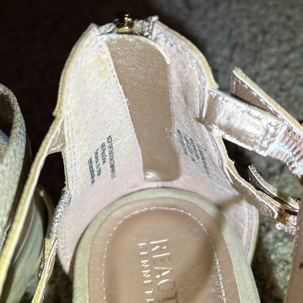 Reaction Kenneth Cole Sandals size 9 Strappy Gladiator Tan and Gold Tone - Picture 13 of 16